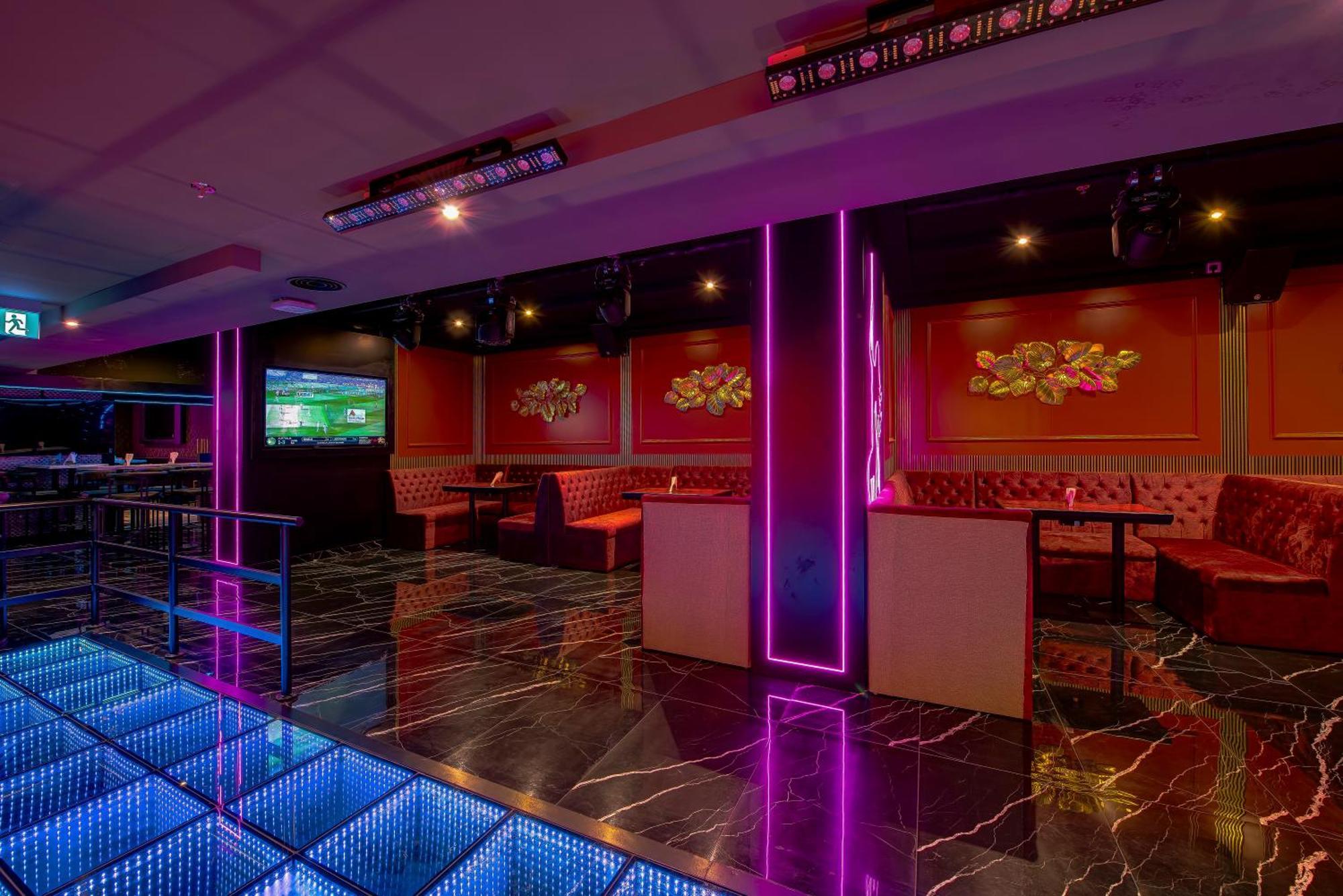 Wescott Hotel ドバイ エクステリア 写真
