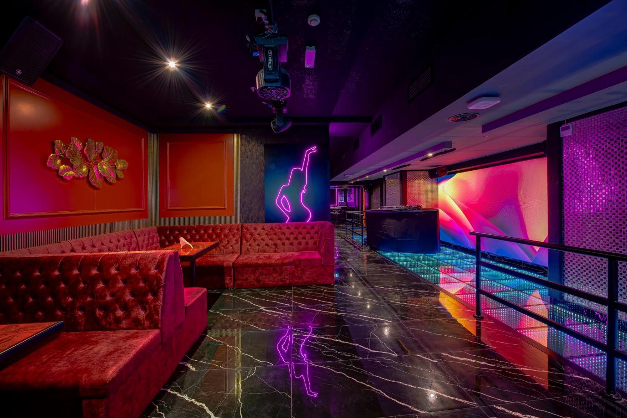 Wescott Hotel ドバイ エクステリア 写真