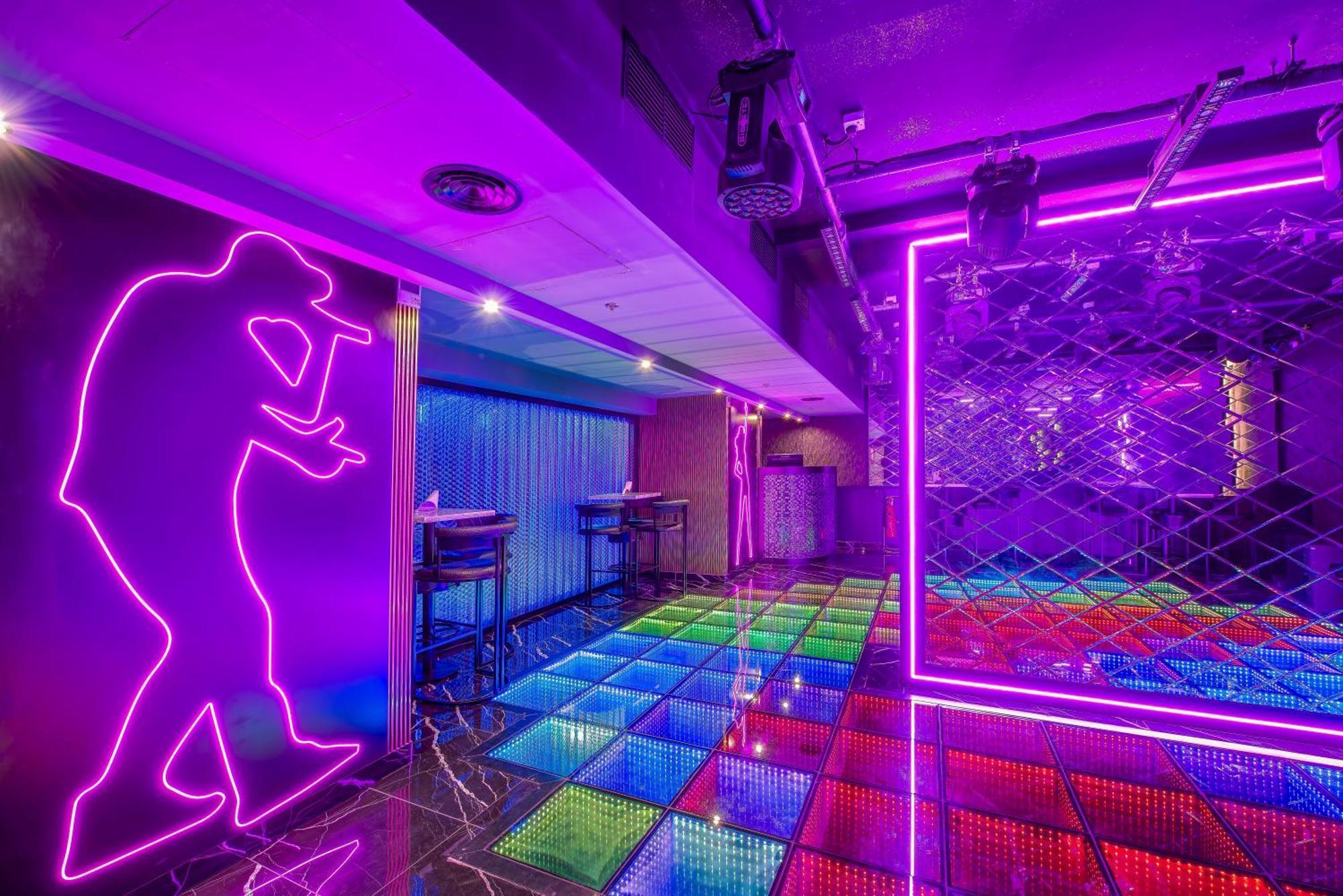 Wescott Hotel ドバイ エクステリア 写真